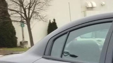 Los oficiales del sheriff de Kennebec escucharon al agresor gritar que "mataría" a sus padres.