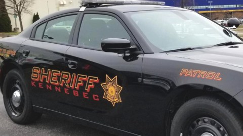 Los oficiales del sheriff de Kennebec escucharon al agresor gritar que "mataría" a sus padres.
