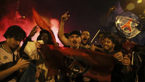 Hinchas del PSG celebran el título de Champions League.