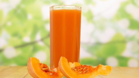 El agua de papaya y jengibre es una bebida refrescante que ayuda a hidratar y otros beneficios para la salud.