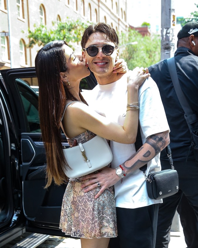 Kenia Os y Peso Pluma posaron ante las cámaras en Nueva York.