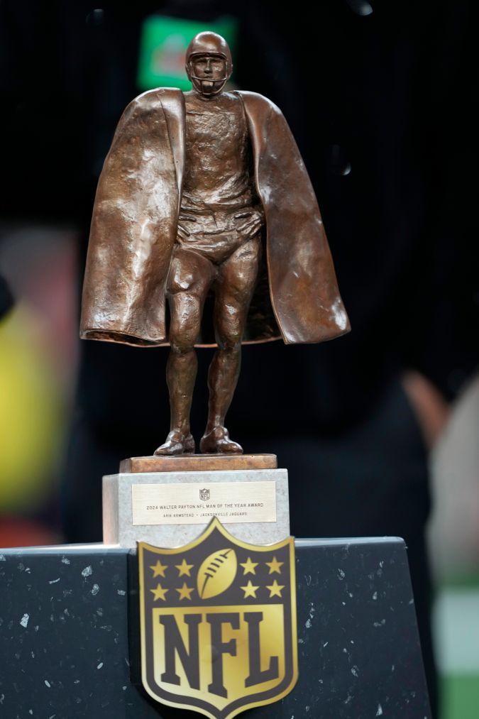 El trofeo al Hombre del Año Walter Payton se ve antes de la primera mitad del Super Bowl 59 de la NFL, el domingo 9 de febrero de 2025, en Nueva Orleans. (Foto AP/Doug Benc)
