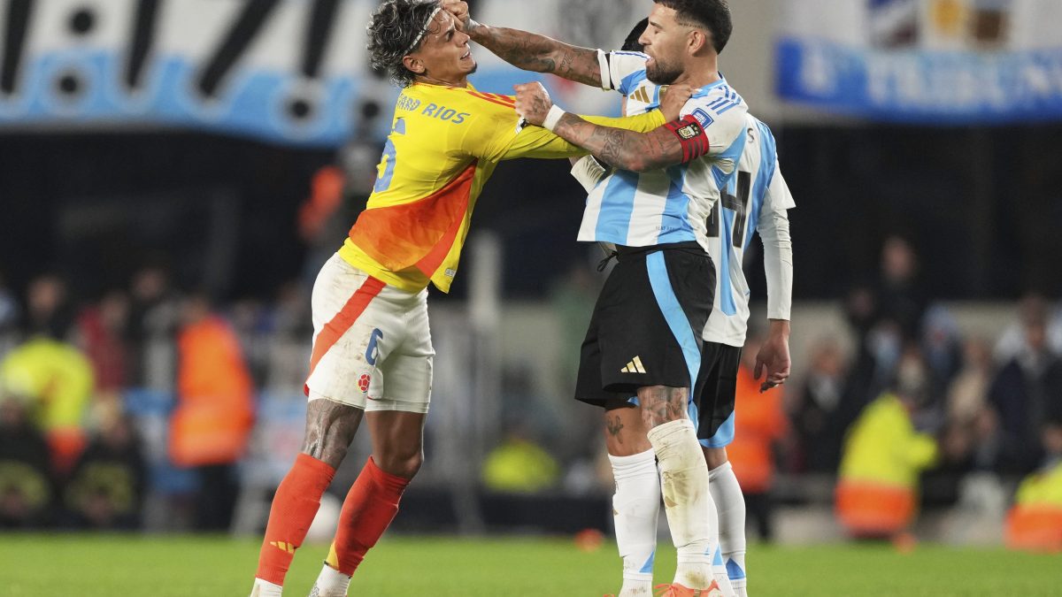 “Estás viejo, bobo”: el tenso cruce entre Richard Ríos y Otamendi que encendió el Argentina vs. Colombia