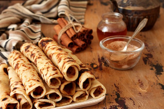 Unta las tortillas, enrolla y corta los roles.
