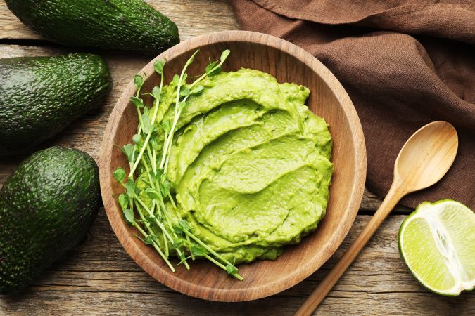 El aguacate es un alimento versátil que se puede usar en preparaciones dulces o saladas.