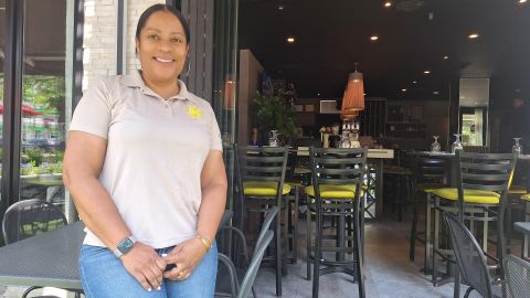 Sandra Jaquez, líder gremial de los emprendedores gastronómicos y bares hispanos de Nueva York califica como "positivo" que las revisiones sanitarias tomen un giro a favor de la industria y los clientes.