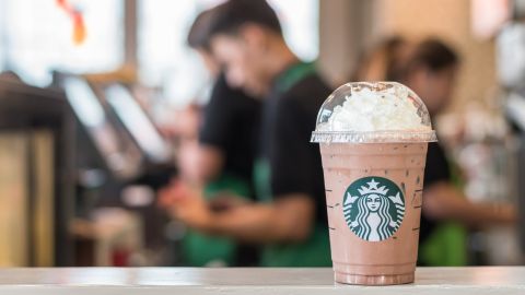Starbucks se apoya en la Inteligencia Artificial para facilitar las recetas a los baristas.