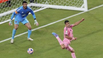 Luis Suárez vs. Al Ahly.