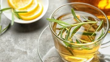 El té de romero es rico en antioxidantes que ayudan a desintoxicar el cuerpo.