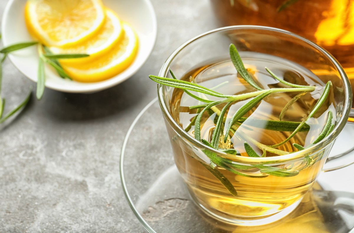 Descubre los beneficios del té de romero en ayunas: mejora el ánimo y la digestión