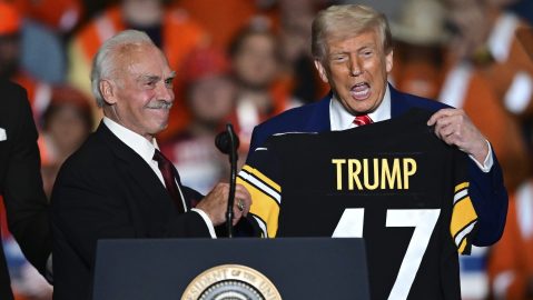 Exjugador de los Pittsburgh Steelers, Rocky Bleier, le entregó una camiseta de los Pittsburgh Steelers al presidente Donald Trump en la planta de U.S. Steel en Mon Valley.
