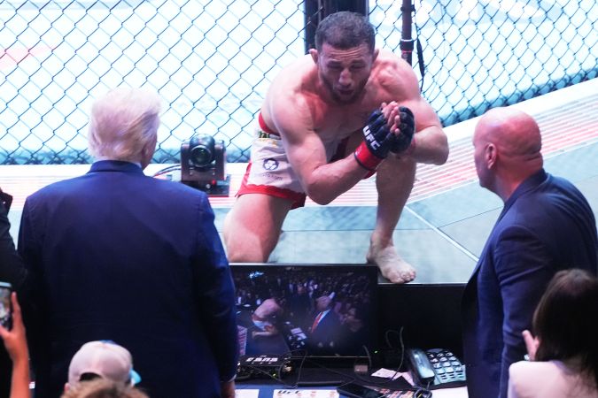 El presidente Donald Trump felicita a Merab Dvalishvili, de Georgia, tras su victoria en su combate por el título de peso gallo contra Sean O'Malley, durante el evento de artes marciales mixtas UFC-316, en el Prudential Center, el sábado 7 de junio de 2025, en Newark, Nueva Jersey. (Foto AP/Manuel Ceneta)