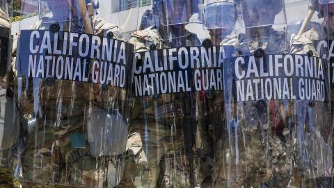 Miembros de la Guardia Nacional de California participan en el control de multitudes durante las protestas contra las redadas migratorias cerca del Edificio Federal Edward R. Roybal en Los Ángeles, California, EE. UU., el 8 de junio de 2025.
