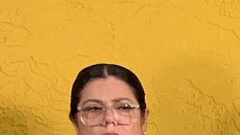 La presidenta de la Asociación Multicultural de Activistas Voz y Expresión (AMAVEX), Helene Villalonga (c), habla junto al jefe ejecutivo de la asociación, Juan J Correa-Villalonga (i), y el presidente de Venezolanos Perseguidos Políticos en el Exilio (VEPPEX), José A. Colina, hablan en una rueda de prensa este miércoles, en Miami (Estados Unidos).