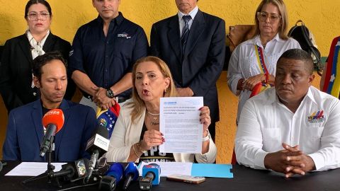 La presidenta de la Asociación Multicultural de Activistas Voz y Expresión (AMAVEX), Helene Villalonga (c), habla junto al jefe ejecutivo de la asociación, Juan J Correa-Villalonga (i), y el presidente de Venezolanos Perseguidos Políticos en el Exilio (VEPPEX), José A. Colina, hablan en una rueda de prensa este miércoles, en Miami (Estados Unidos).