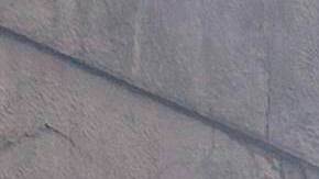 Bomberos rociaron con agua los restos humeantes del avión, que habría estado completamente cargado de combustible poco después del despegue.