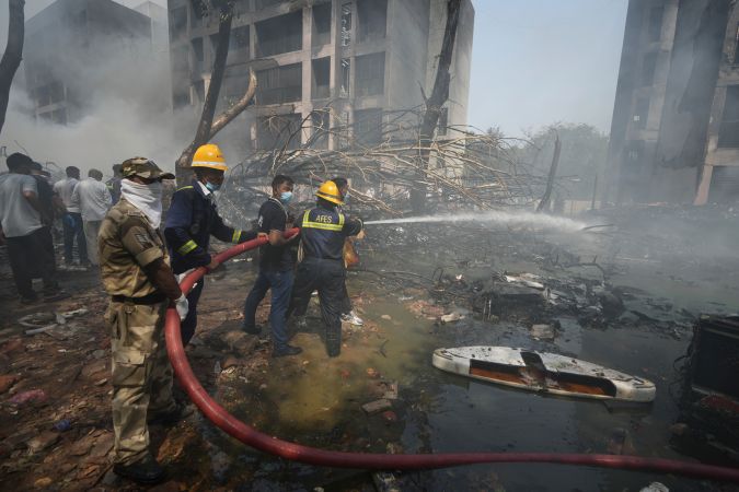 Los canales de noticias de la televisión india informaron que el avión se estrelló sobre el comedor de una residencia de la facultad de medicina.