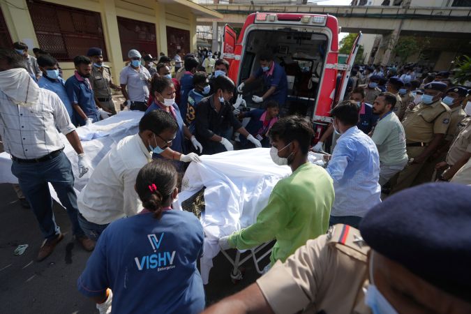Muchos cuerpos carbonizados yacían en el suelo y uno fue trasladado en camilla por los servicios de emergencia.