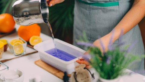 Conoce dos formas ingeniosas de reutilizar el aceite de cocina usado.