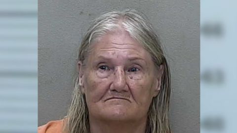 Foto policial de Ada Anderson, la anciana de Florida arrestada por agredir a dos niños y su madre.