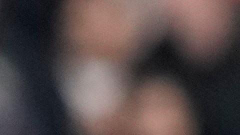 Mientras un árbitro verifica una jugada en la pantalla del VAR, las imágenes que observa serán proyectadas en el estadio para que el público comprenda cuál es la revisión.
