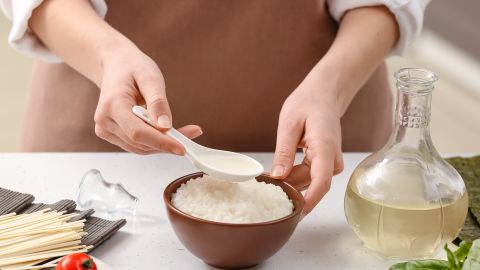 Agregar vinagre al arroz puede aportar bueno resultados para mejorar la textura.