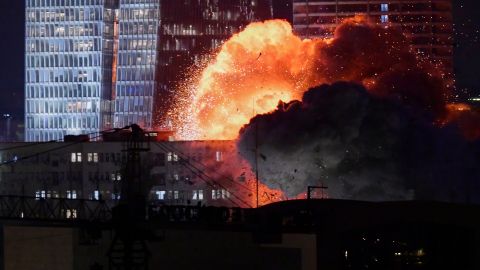 El ataque con misiles provocó una explosión que luego dejó una enorme columna de humo en Tel Aviv.