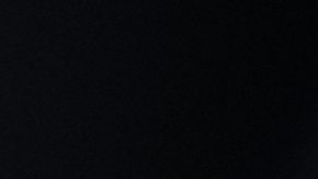 Un aficionado sostiene dinero falso que muestra a Joan Laporta, presidente del FC Barcelona, ​​antes del partido de ida de las semifinales de la Copa del Rey entre el Real Madrid y el Barcelona en el Santiago Bernabéu.