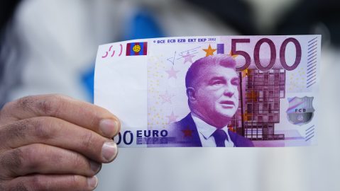 Un aficionado sostiene dinero falso que muestra a Joan Laporta, presidente del FC Barcelona, antes del partido de ida de las semifinales de la Copa del Rey entre el Real Madrid y el Barcelona en el Santiago Bernabéu.