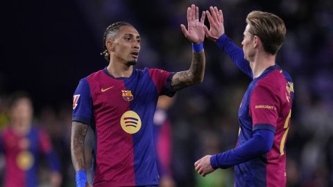 Raphinha y Frenkie de Jong durante un encuentro de liga con el Barcelona.