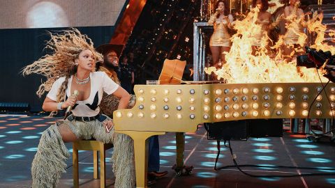 Miley Cyrus y Beyoncé sorprendieron a todos en el escenario del Stade de France en París.