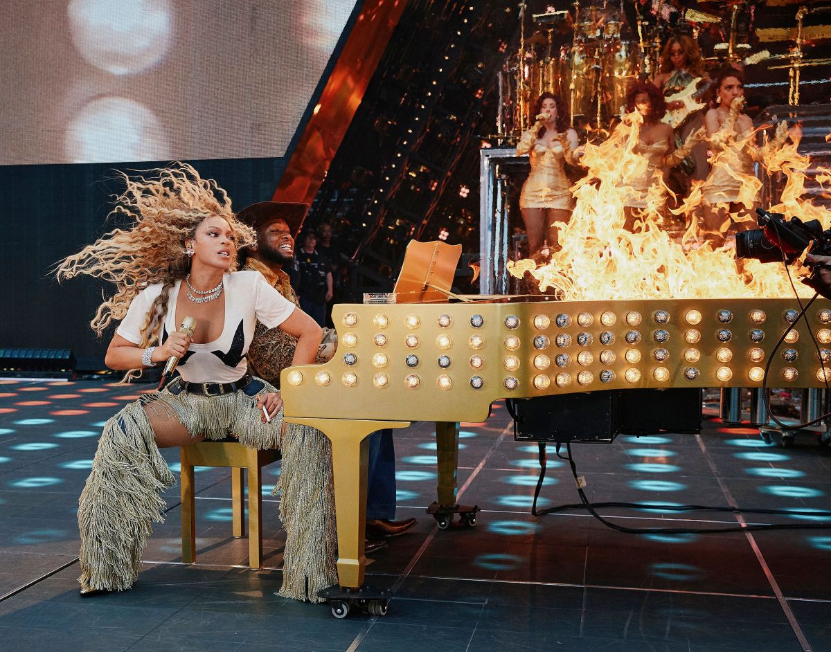 Beyoncé y Miley Cyrus cantan 'II Most Wanted' durante concierto en París