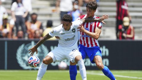 Igor Jesus disputa un balón con Robin Le Normand durante el encuentro entre el Atlético de Madrid y Botafogo.