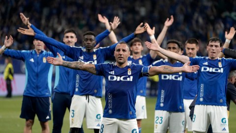 Santi Cazorla (C) comandó al Real Oviedo del Grupo Pachuca jugando en segunda división.