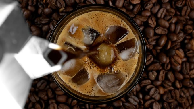Prepara café helado en casa con una sencilla receta.