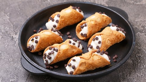 Celebra el Día Mundial del Cannoli, preparándolo en casa con una deliciosa receta.