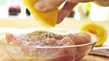 El jugo de limón puede ayudar a cambiar la estructura de la carne.