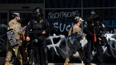 Oficiales de la Guardia Nacional y de Aduanas y Protección Fronteriza (CBP) se encuentran frente al Edificio Federal Edward R. Roybal en Los Ángeles, California, EE. UU., el 10 de junio de 2025.