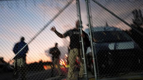Pagó más de $24,000 para sacar a sus hermanos detenidos por ICE y terminó estafada
