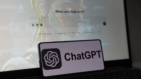 ChatGPT no es solo un asistente de inteligencia artificial, sino que se ha convertido en una herramienta clave para resolver tareas cotidianas, académicas y profesionales.