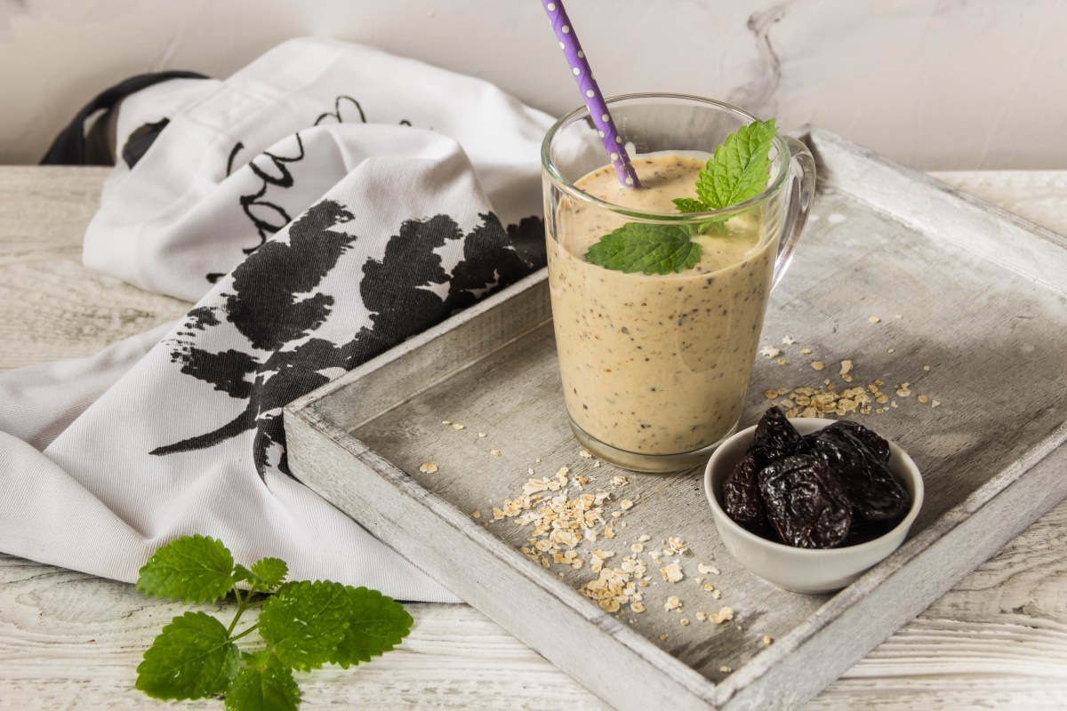 Licuado desintoxicante: Avena y ciruela, la combinación perfecta para una digestión saludable