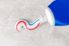 La crema dental es un recurso versátil que te puede aportar soluciones rápidas, pero no reemplaza productos especializados.