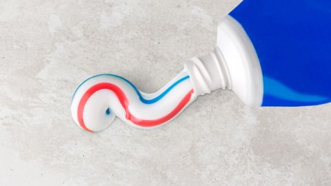La crema dental es un recurso versátil que te puede aportar soluciones rápidas, pero no reemplaza productos especializados.