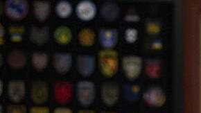 Una foto facilitada por el Servicio de Prensa Presidencial de Ucrania muestra al presidente ucraniano, Volodymyr Zelensky (izq.), estrechando la mano del jefe del Servicio de Seguridad (SSU), Vasyl Malyuk (der.), durante su reunión en Kiev, Ucrania, el 1 de junio de 2025. Malyuk informó sobre la operación contra bases aéreas rusas.