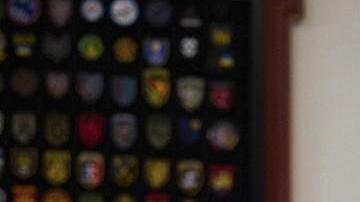 Una foto facilitada por el Servicio de Prensa Presidencial de Ucrania muestra al presidente ucraniano, Volodymyr Zelensky (izq.), estrechando la mano del jefe del Servicio de Seguridad (SSU), Vasyl Malyuk (der.), durante su reunión en Kiev, Ucrania, el 1 de junio de 2025. Malyuk informó sobre la operación contra bases aéreas rusas.