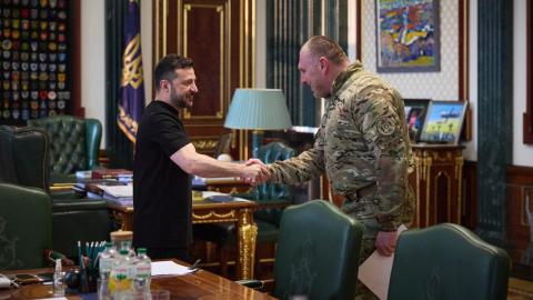 Una foto facilitada por el Servicio de Prensa Presidencial de Ucrania muestra al presidente ucraniano, Volodymyr Zelensky (izq.), estrechando la mano del jefe del Servicio de Seguridad (SSU), Vasyl Malyuk (der.), durante su reunión en Kiev, Ucrania, el 1 de junio de 2025. Malyuk informó sobre la operación contra bases aéreas rusas.