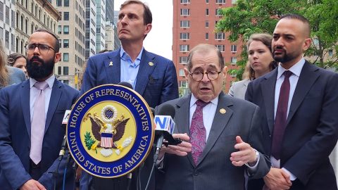Congresistas (D) Jerrold Nadler y Dan Goldman en rueda de prensa colectiva en NYC el 18 de junio de 2025.