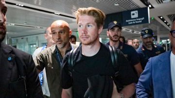 Kevin de Bruyne en su llegada al aeropuerto de Roma Fiumicino en Italia.
