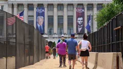 Miles de actos en EE.UU. desafiarán desfile militar de Donald Trump