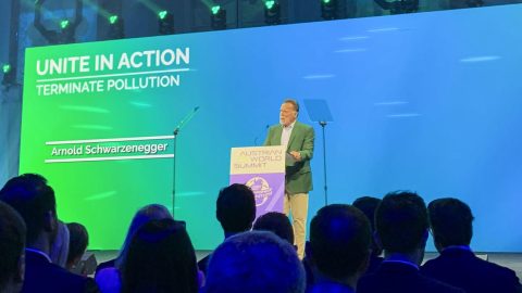 Schwarzenegger dijo que los "héroes" por el clima "no mandan tuits quejicas" sino que "se arremangan y dan caña porque saben que hay que hacer el trabajo".